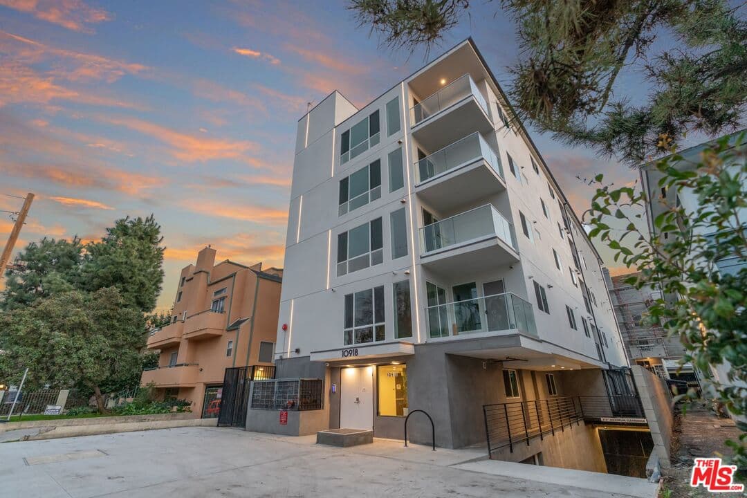 1 bd, 2 ba Apartment in North Hollywood, CA — $2,695/mo — photo 1
