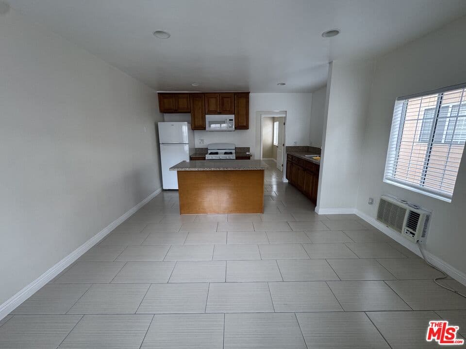 1 bd, 1 ba Townhouse in Los Angeles, CA — $1,525/mo — photo 2