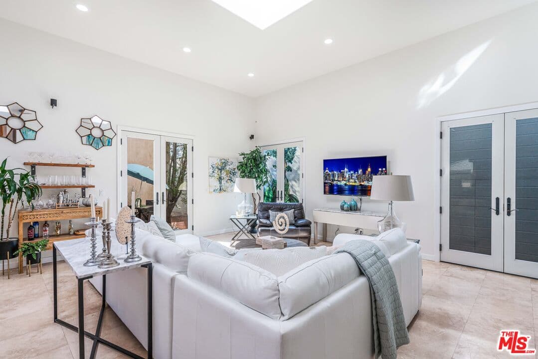 8 bd, 5 ba House in Los Angeles, CA — $14,500/mo — photo 2