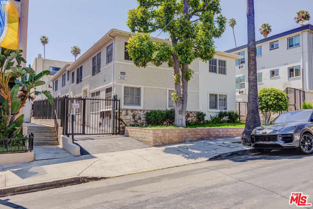 2 bd, 1 ba Townhouse in Los Angeles, CA — $2,495/mo — photo 2