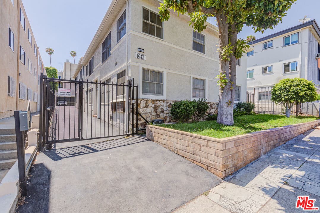 2 bd, 1 ba Townhouse in Los Angeles, CA — $2,495/mo — photo 1