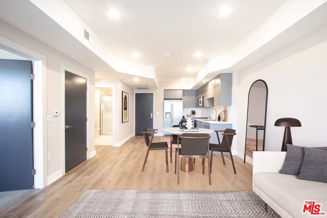1 bd, 1 ba Townhouse in North Hollywood, CA — $2,545/mo — photo 2