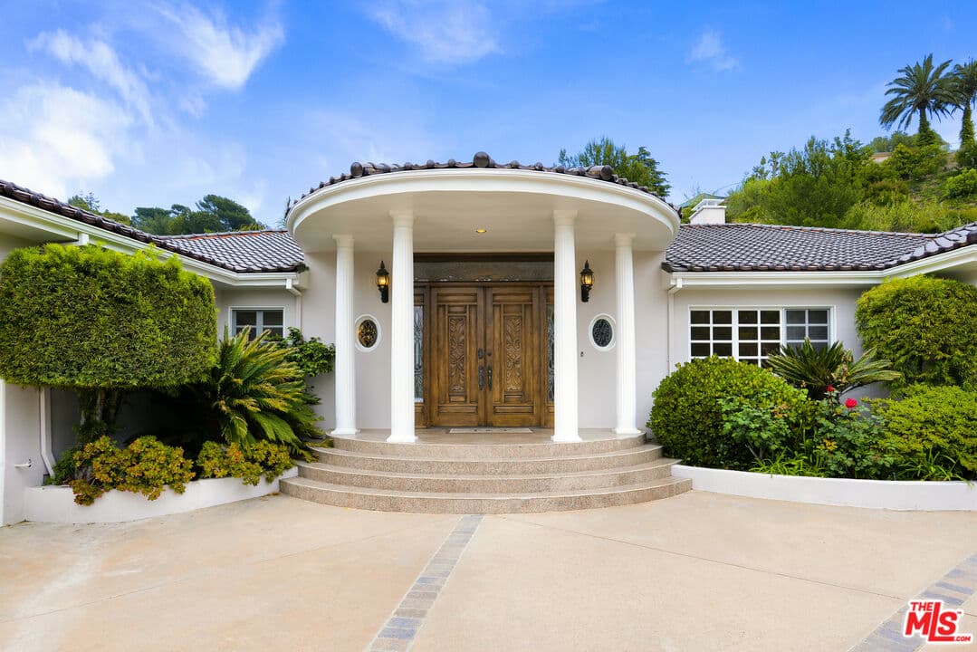 4 bd, 5 ba House in Beverly Hills, CA — $20,800/mo — photo 2