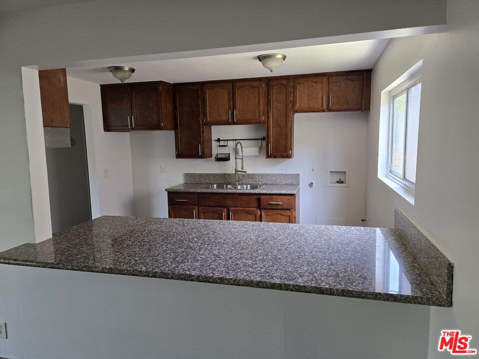 3 bd, 2 ba Townhouse in Los Angeles, CA — $3,200/mo — photo 2