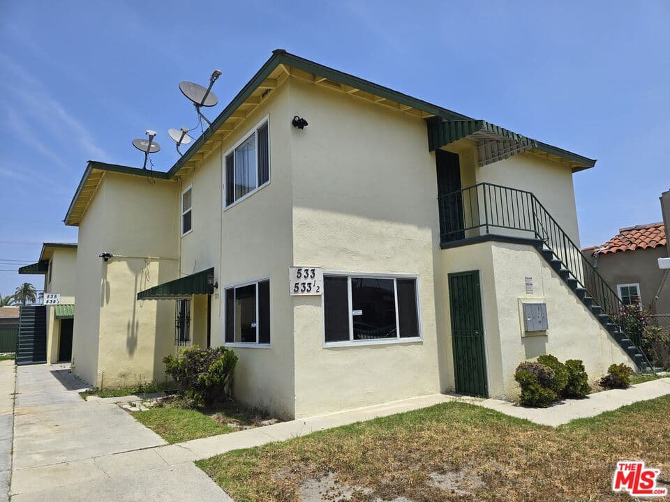 3 bd, 2 ba Townhouse in Los Angeles, CA — $3,200/mo — photo 1