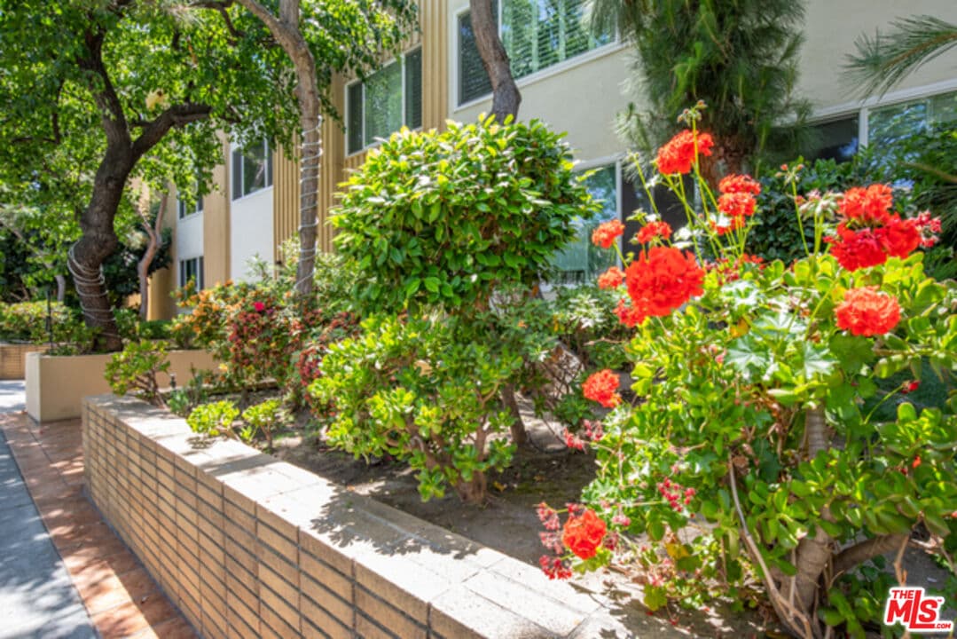 1 bd, 2 ba Condo in Beverly Hills, CA — $3,150/mo — photo 2