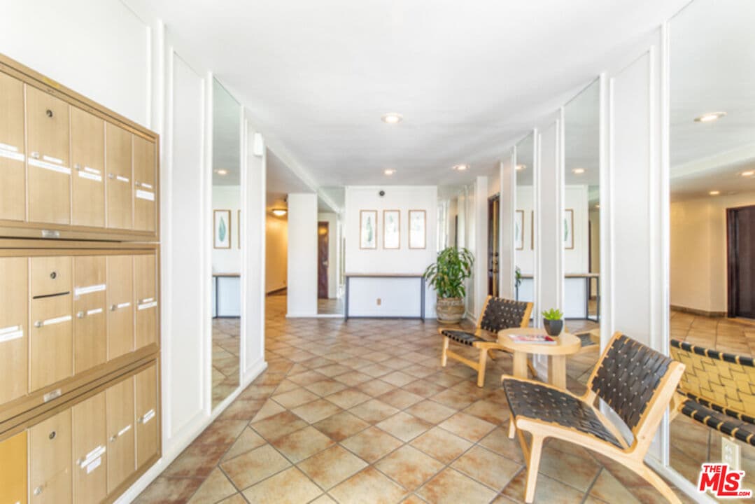 1 bd, 2 ba Condo in Beverly Hills, CA — $3,150/mo — photo 1