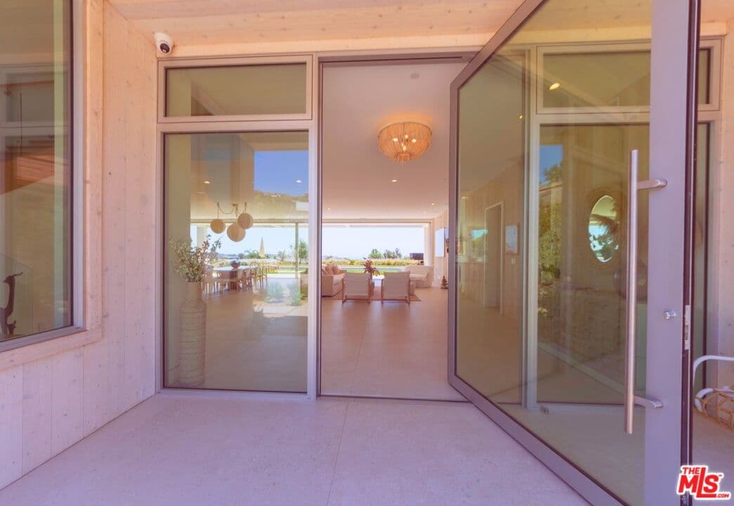 6 bd, 8 ba House in Malibu, CA — $44,500/mo — photo 2