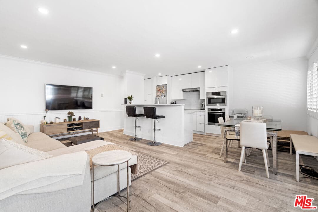 1 bd, 1 ba Condo in Los Angeles, CA — $2,870/mo — photo 2