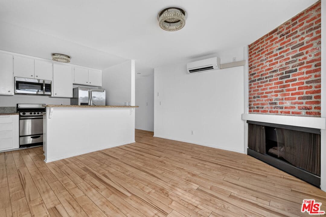 Studio, 1 ba Townhouse in Venice, CA — $2,195/mo — photo 2