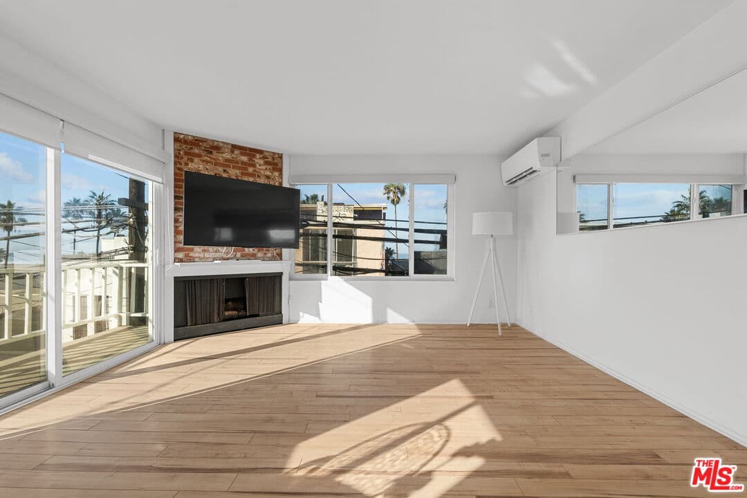 2 bd, 2 ba Townhouse in Venice, CA — $5,650/mo — photo 2
