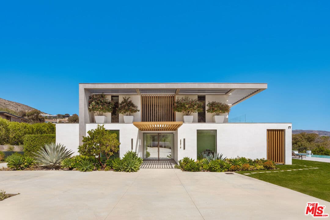 5 bd, 7 ba House in Malibu, CA — $68,000/mo — photo 2