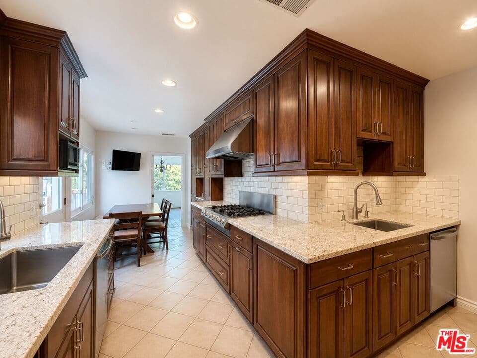 4 bd, 3 ba Townhouse in Los Angeles, CA — $11,500/mo — photo 2
