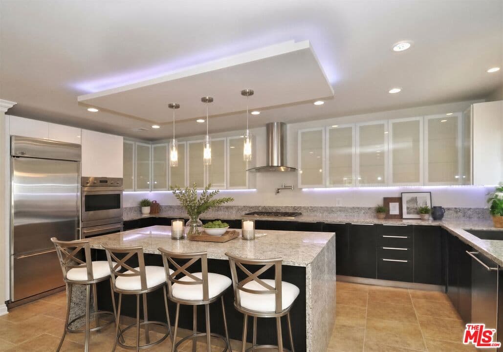 3 bd, 3 ba Condo in Encino, CA — $3,999/mo — photo 2