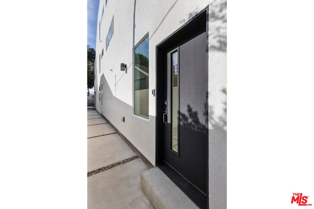 3 bd, 4 ba House in Los Angeles, CA — $4,350/mo — photo 2