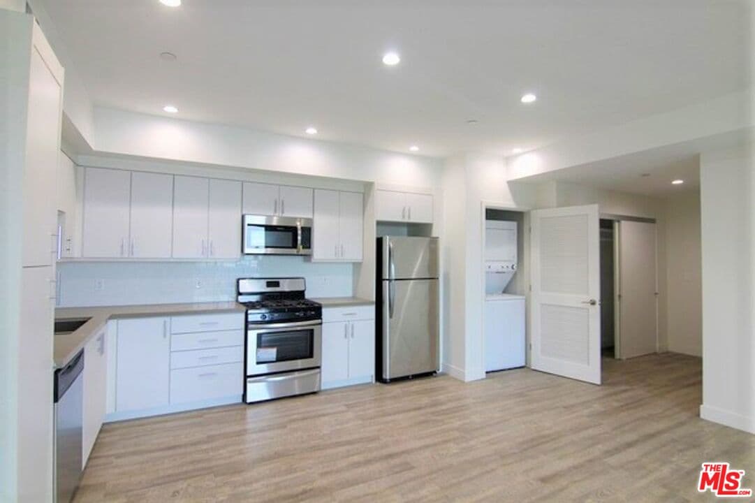 2 bd, 2 ba Apartment in Los Angeles, CA — $2,795/mo — photo 2