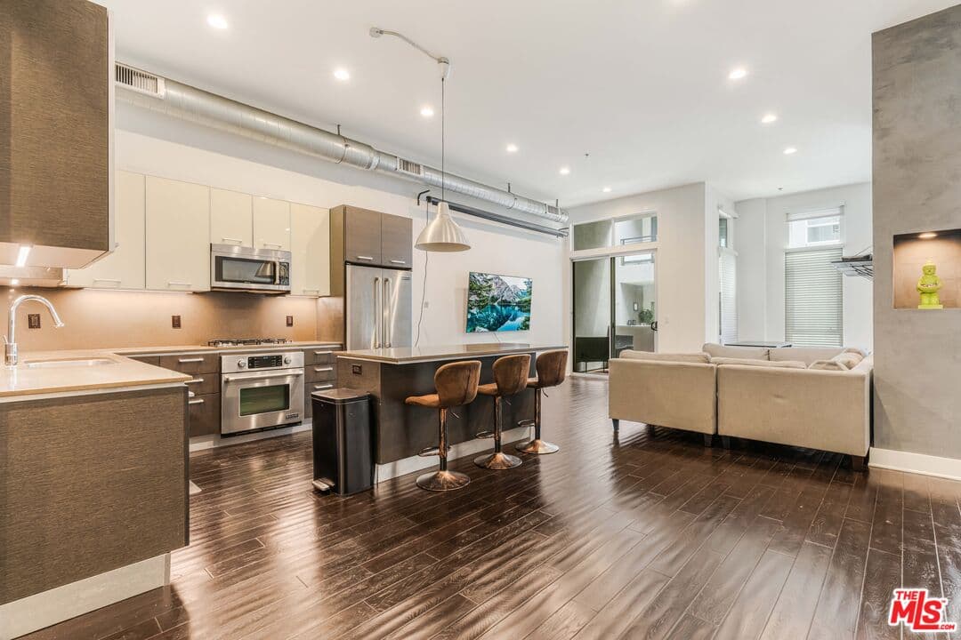 2 bd, 2 ba Condo in Los Angeles, CA — $4,400/mo — photo 1