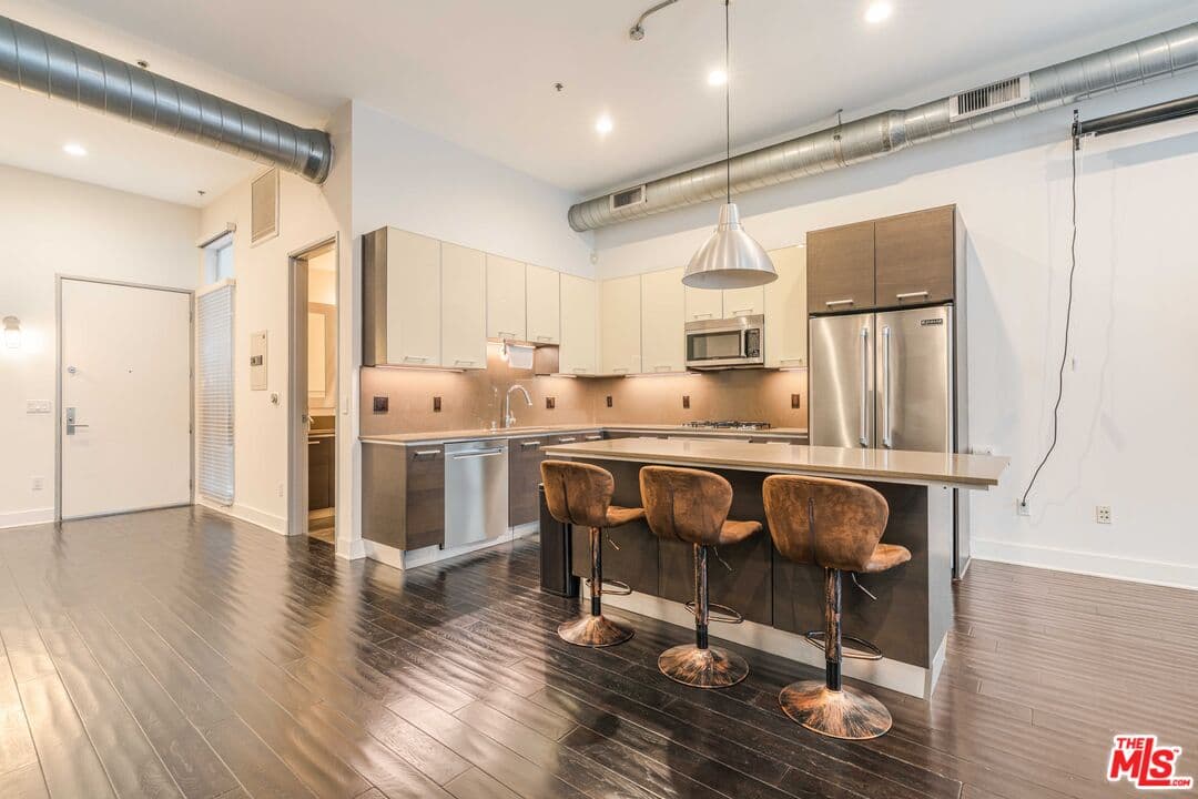 2 bd, 2 ba Condo in Los Angeles, CA — $4,400/mo — photo 2