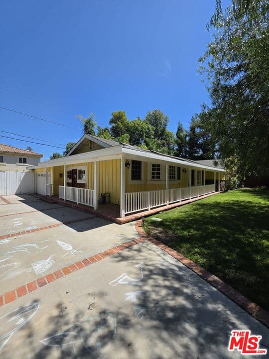 3 bd, 2 ba House in Woodland Hills, CA — $6,000/mo — photo 1