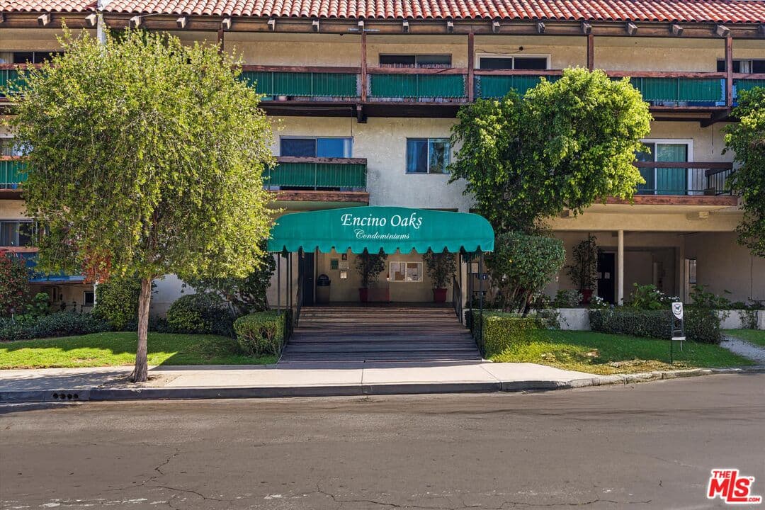 1 bd, 1 ba Condo in Encino, CA — $1,800/mo — photo 2