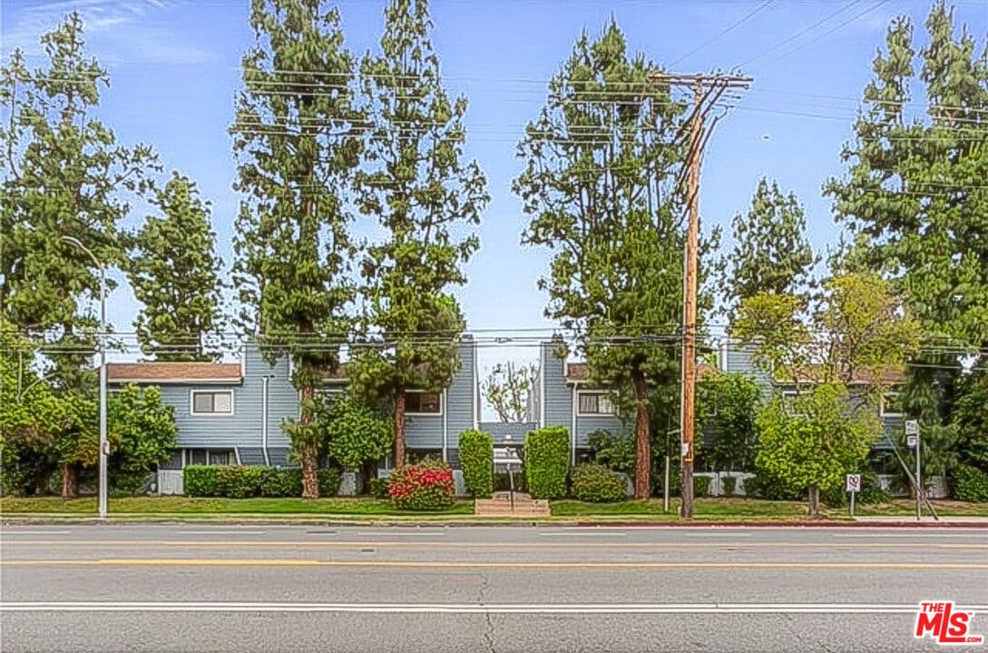 2 bd, 2 ba Townhouse in Van Nuys, CA — $2,700/mo — photo 1