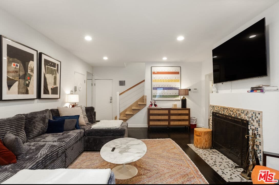 3 bd, 2 ba Townhouse in Los Angeles, CA — $10,000/mo — photo 2