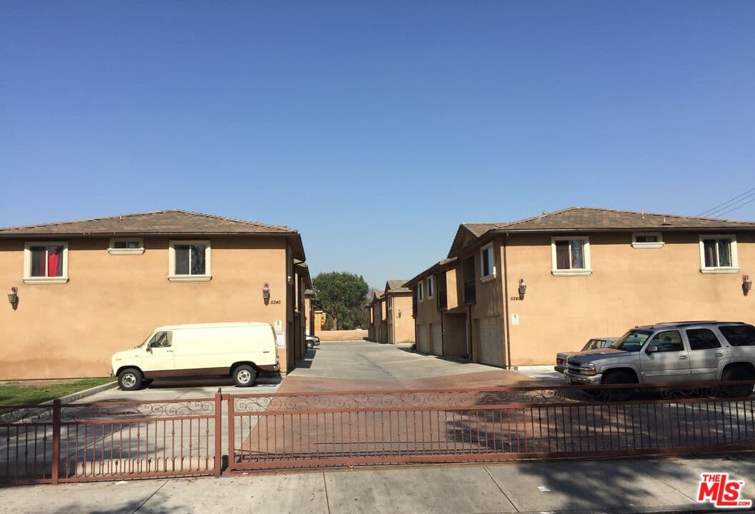 3 bd, 3 ba Townhouse in Cudahy, CA — $3,500/mo — photo 2