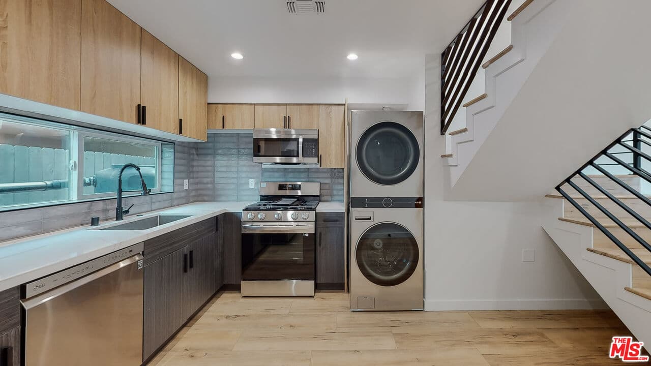 2 bd, 3 ba Townhouse in Van Nuys, CA — $2,841/mo — photo 1