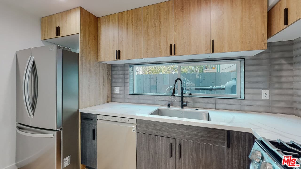 2 bd, 3 ba Townhouse in Van Nuys, CA — $2,841/mo — photo 2
