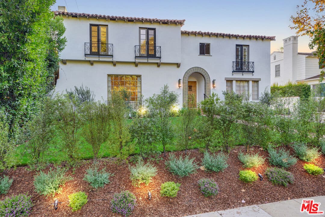 5 bd, 6 ba House in Beverly Hills, CA — $26,500/mo — photo 2