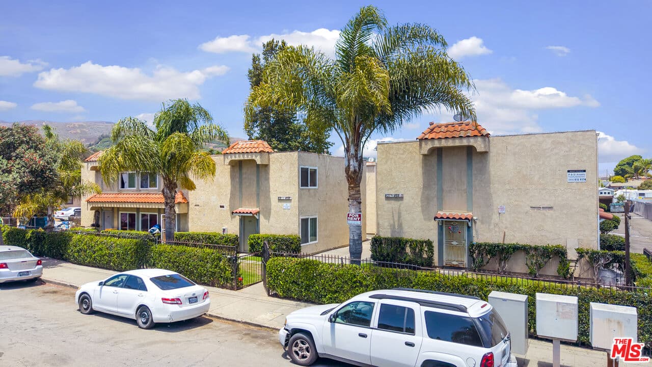 Studio, 0 ba Townhouse in Ventura, CA — $3,995/mo — photo 2