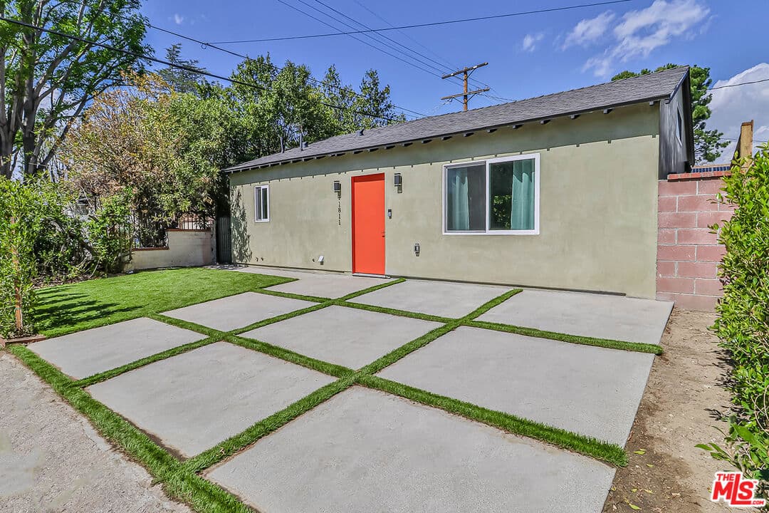 1 bd, 2 ba House in Valley Village, CA — $3,450/mo — photo 2