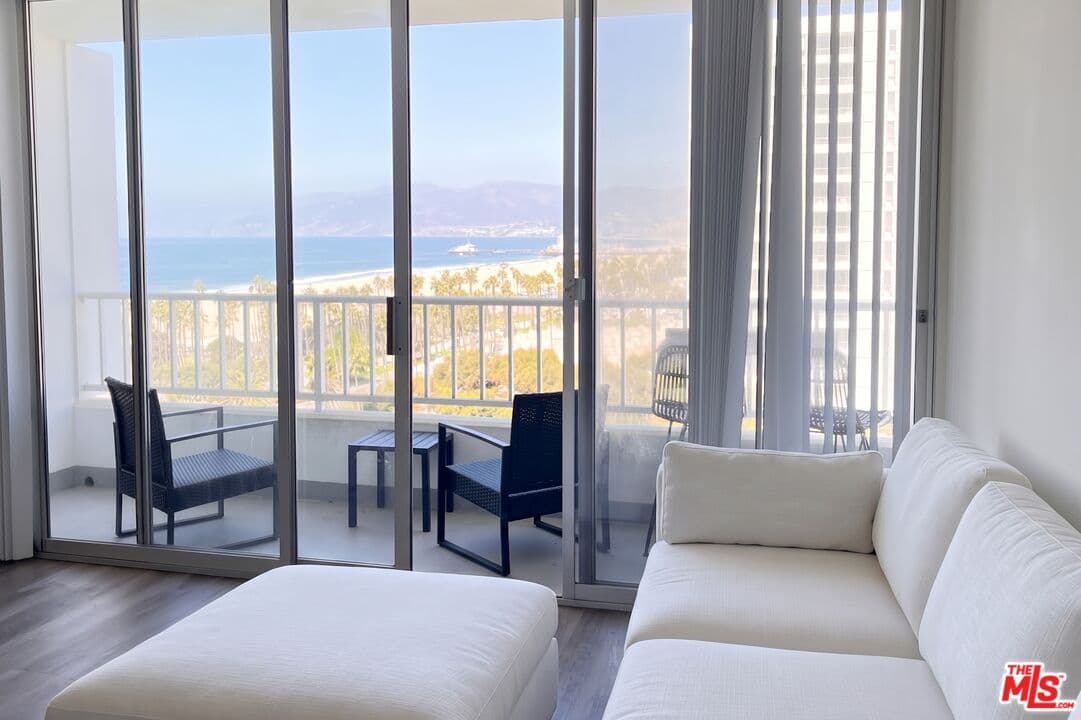 1 bd, 1 ba Apartment in Santa Monica, CA — $5,210/mo — photo 2