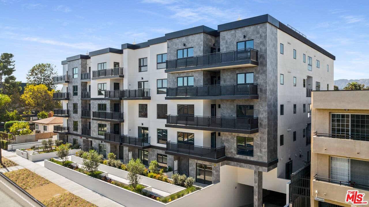 3 bd, 3 ba Townhouse in Los Angeles, CA — $5,500/mo — photo 2