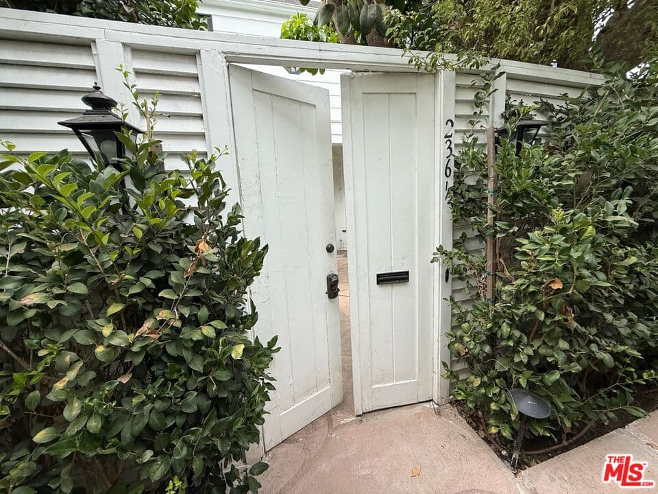 3 bd, 3 ba Townhouse in Beverly Hills, CA — $7,999/mo — photo 2