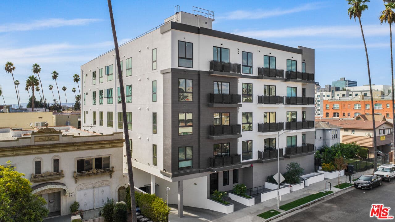 2 bd, 2 ba Apartment in Los Angeles, CA — $3,200/mo — photo 2