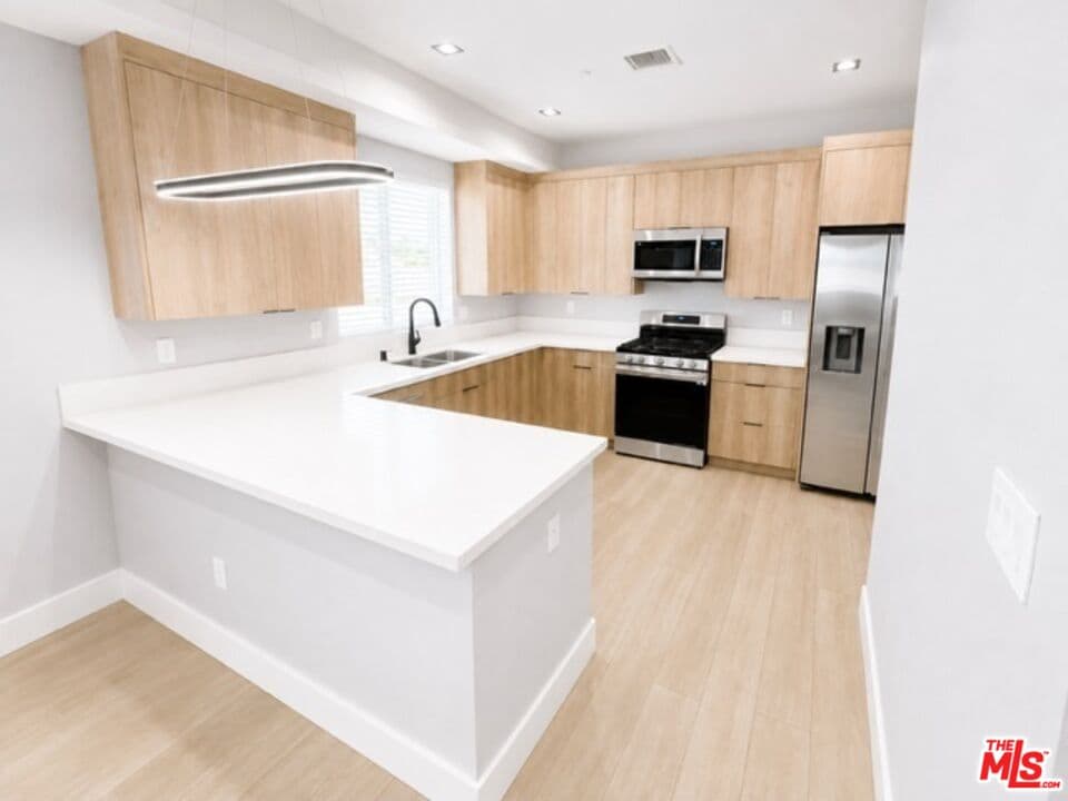 2BR Townhouse in Los Angeles β $2,800/mo