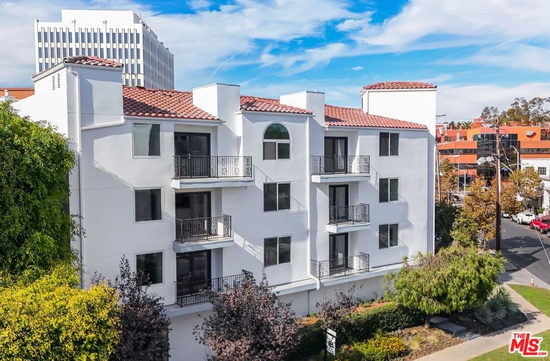 2BR Apartment in Los Angeles — $4,695/mo