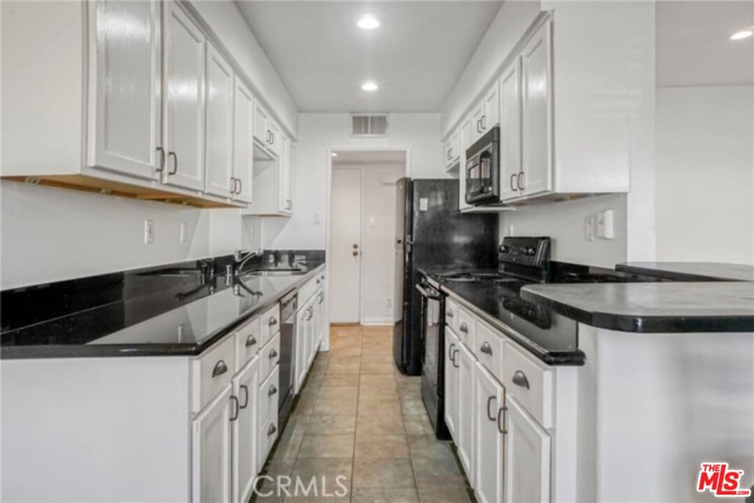 3 bd, 3 ba Condo in Sherman Oaks, CA — $3,495/mo — photo 2