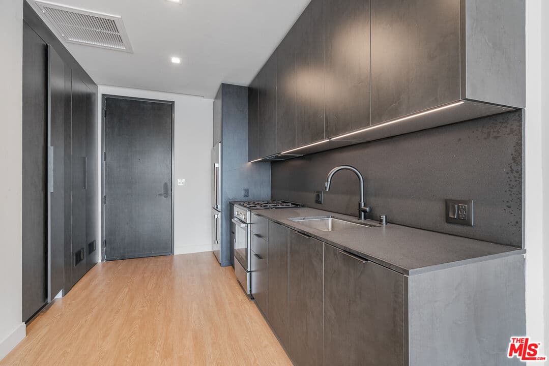 1 bd, 1 ba Townhouse in Los Angeles, CA — $3,995/mo — photo 2