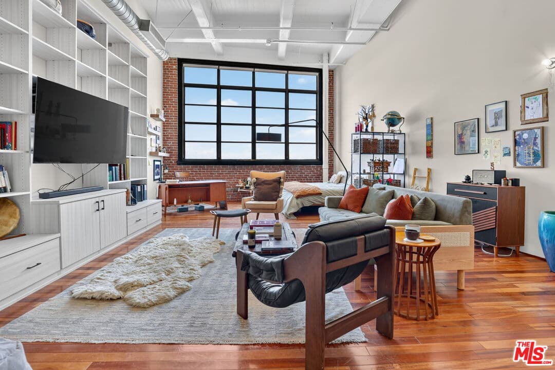 Studio Condo in Los Angeles β $3,995/mo