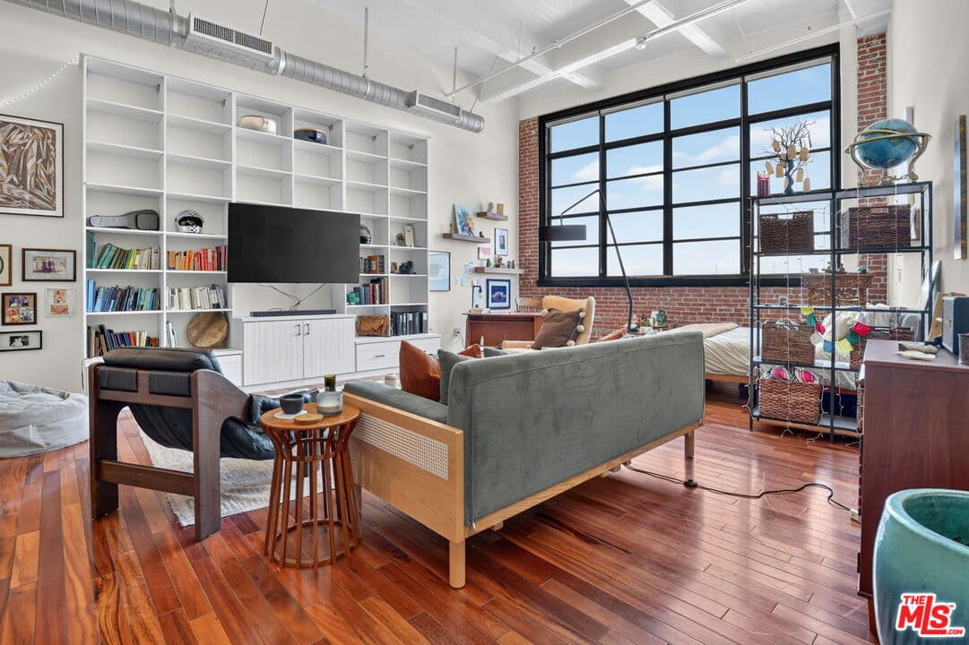 Studio, 1 ba Condo in Los Angeles, CA — $3,995/mo — photo 2