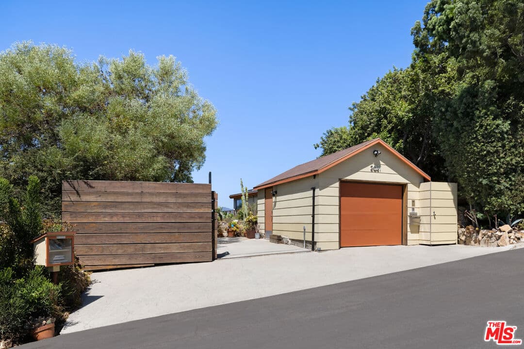 3 bd, 2 ba House in Los Angeles, CA — $8,500/mo — photo 2