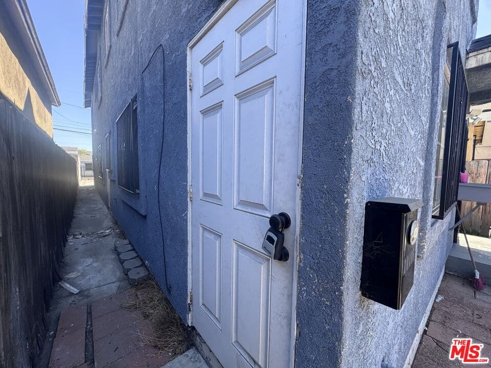 3 bd, 1 ba Townhouse in Los Angeles, CA — $2,850/mo — photo 2
