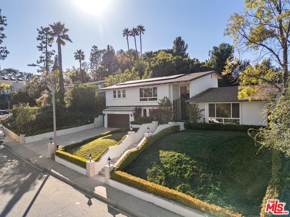 5 bd, 6 ba House in Los Angeles, CA — $15,900/mo — photo 2
