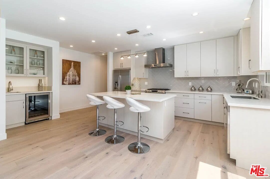 2 bd, 3 ba Apartment in Los Angeles, CA — $4,495/mo — photo 2