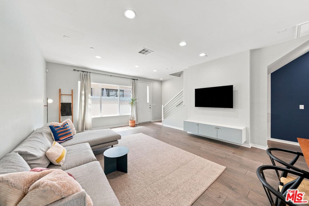 2 bd, 3 ba Condo in Los Angeles, CA — $5,700/mo — photo 2