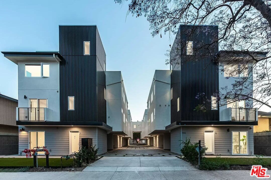 4 bd, 4 ba Townhouse in Los Angeles, CA — $4,216/mo — photo 1