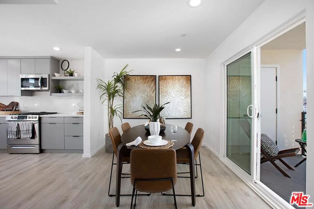 4 bd, 4 ba Townhouse in Los Angeles, CA — $4,216/mo — photo 2