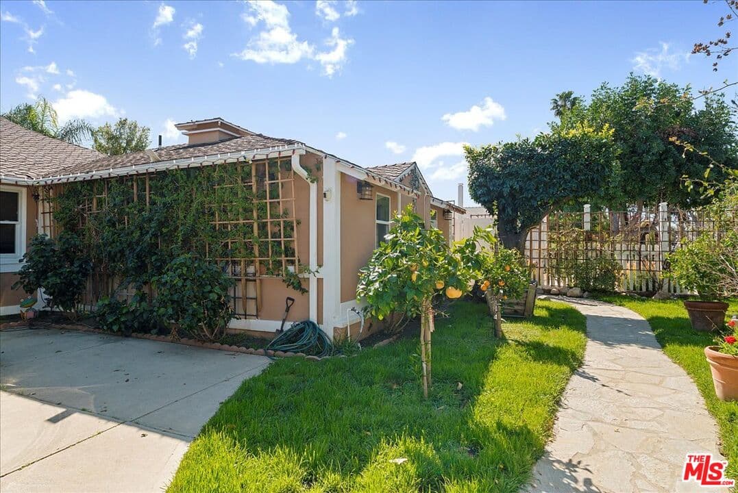 Studio, 1 ba Apartment in Van Nuys, CA — $1,975/mo — photo 2